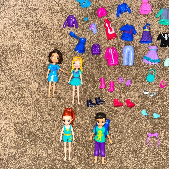 Polly Pocket Lot 4 Dolls, 6 Shoes, 26 Pieces Of Clothing And 20 Accessories - Picture 3 of 4
